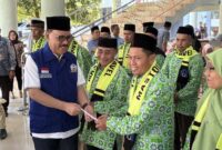 Bupati James Uang, saat menyerahkan Uang Saku terhadap Jemaah Umroh,|| Foto: Istimewa