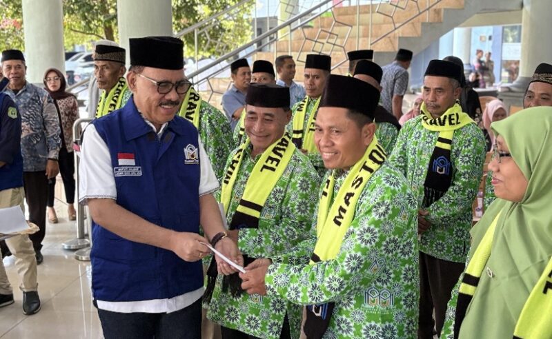 Bupati James Uang, saat menyerahkan Uang Saku terhadap Jemaah Umroh,|| Foto: Istimewa