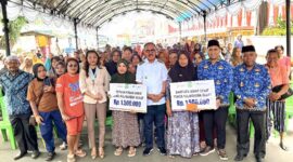 Bupati James Uang, memberikan Bantuan UMKM. 