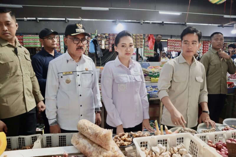 Tampak Wapres, Gubernur Malut dan Bupati Halbar, Saat kunjungi pasar Jailolo, || Foto: Elang